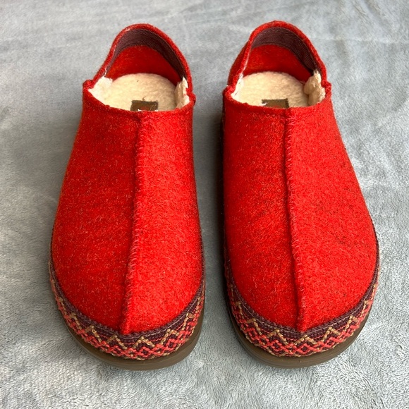 NWOB UGG Refelt Tasman Slip On Shoes Slippers #1130872 Red Size EU37 US6 - Picture 1 of 10